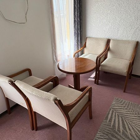 Maple Creek Motor Inn Eksteriør billede