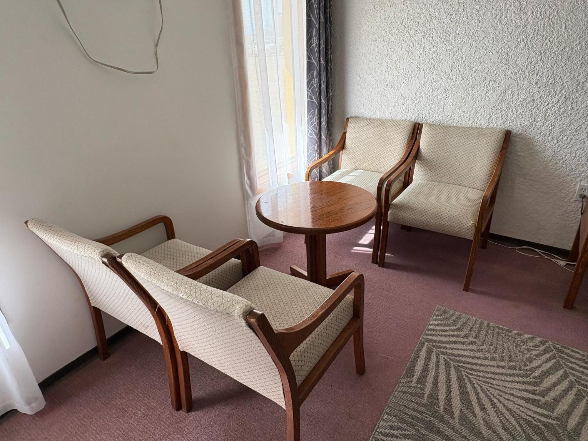 Maple Creek Motor Inn Eksteriør billede