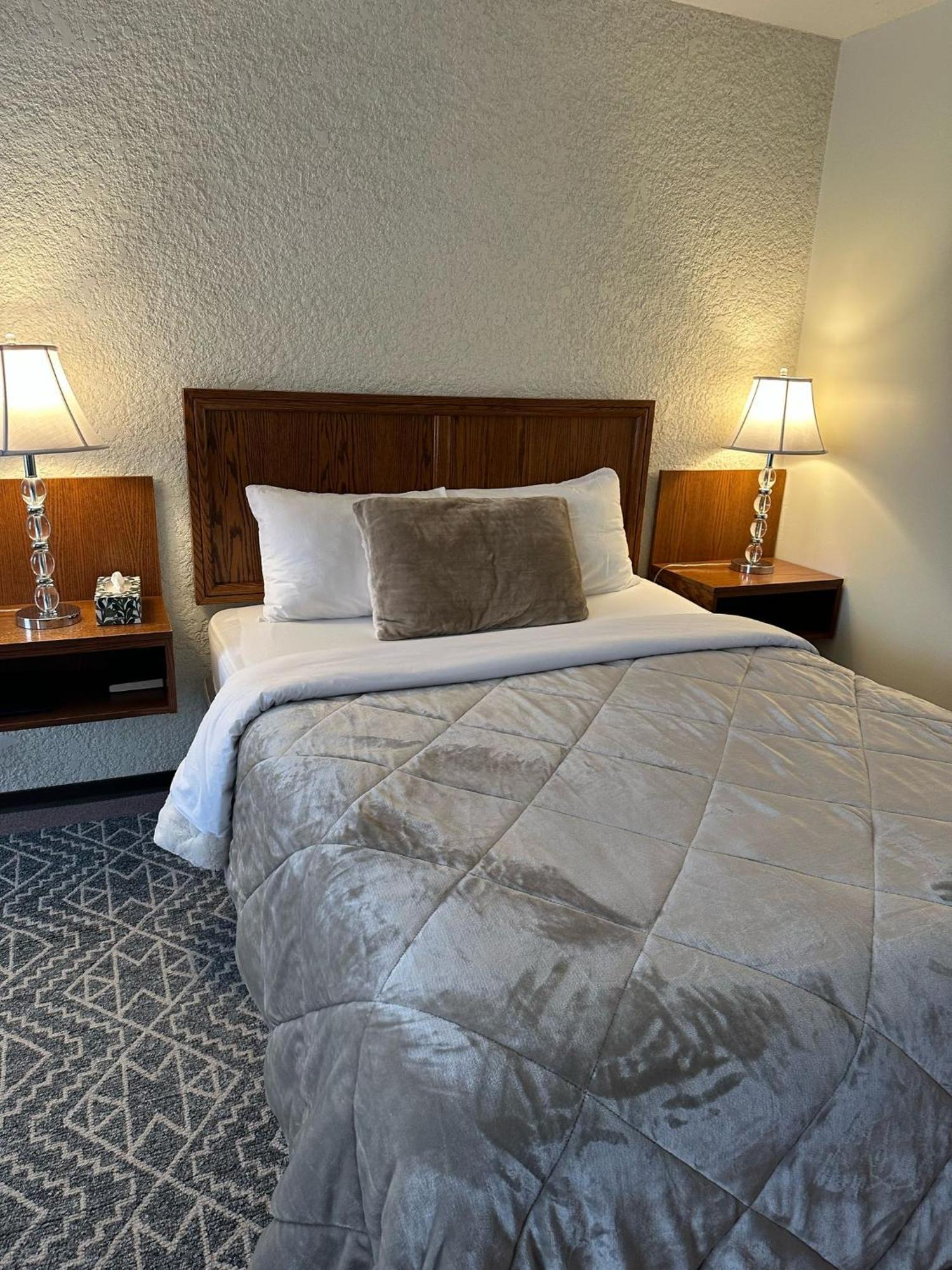 Maple Creek Motor Inn Eksteriør billede