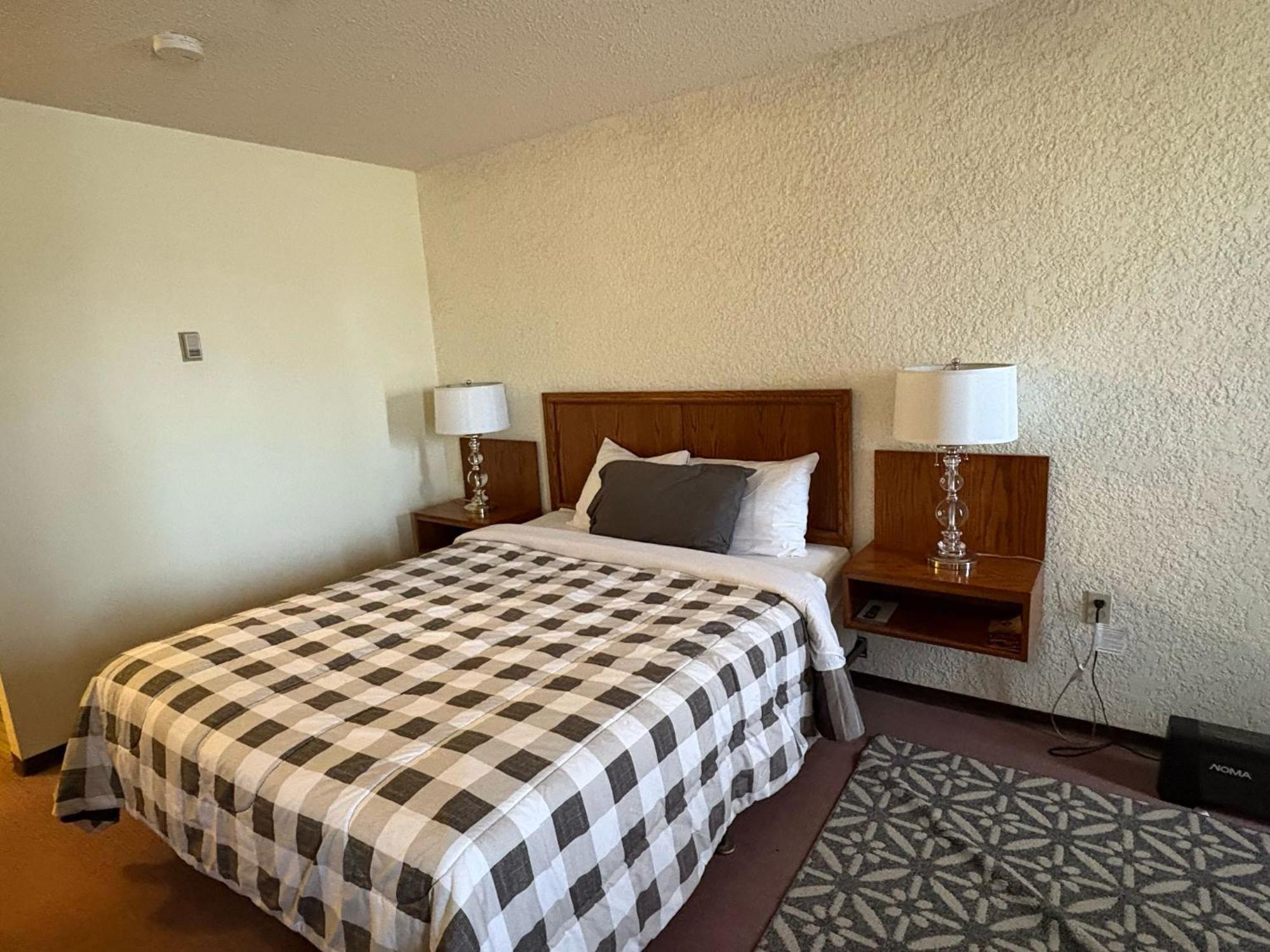 Maple Creek Motor Inn Eksteriør billede
